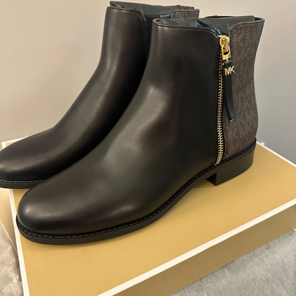 BNIB Size 8 Women’s Michael Kors Britt Flat Booties in Black/Brown
